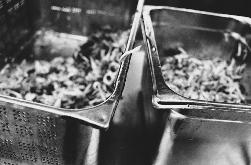 无人,交叉,横图,俯视,黑白,室内,白天,竹子,蔬菜,金属制品,一堆,阴影,堆叠,堆积,竹制,朦胧,模糊,新鲜,编织,光线,金属,篮子,影子,油炸,食品,镂空,食物,阳光,竹篮,有机食品,绿色食品,竹条,堆,交织,竹制品,穿插,高角度拍摄