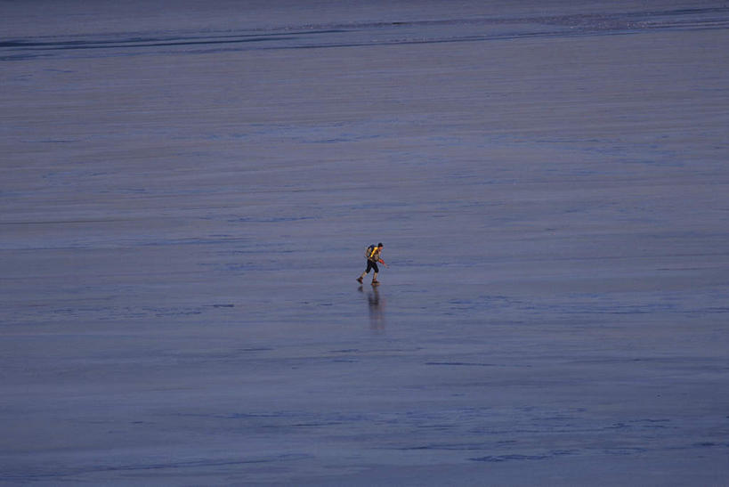 西方人,一个人,站,横图,俯视,室外,白天,锻炼,旅游,度假,运动,滑冰,冰山,美景,山,欧洲,欧洲人,仅一个男性,仅一个人,阴影,光线,影子,冰,景观,山峰,山峦,娱乐,冰川,仅一个年轻男性,阳光,自然,站着,享受,休闲,景色,放松,寒冷,冰冷,自然风光,冰河,冰鞋,严寒,冰凉,酷寒,凛冽,凛凛,极冷,体育,男人,男性,年轻男性,白种人,站立,彩图,高角度拍摄,全身,健身