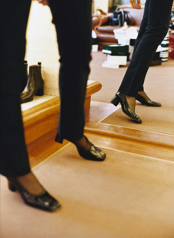 西方人,腿部,腿,两个人,站,竖图,俯视,室内,白天,鞋,地板,鞋子,欧洲,欧洲人,许多,阴影,光线,影子,灯光,皮革,地面,木地板,阳光,站着,鞋店,年轻女性,女人,女性,白种人,站立,半身,彩图,高角度拍摄,皮鞋