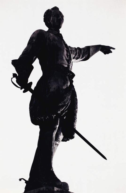 无人,竖图,黑白,室外,白天,仰视,旅游,度假,雕塑,一座,阴影,艺术,装饰,光线,雕刻,雕像,影子,娱乐,天空,阳光,工艺品,天,享受,休闲,武器,放松,纪念,战士,美术,主题,宝剑,陈列,功能,美学,兵士,男性,低角度拍摄