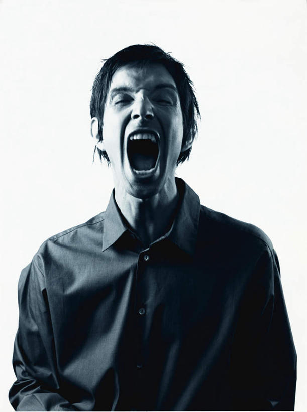 西方人,一个人,站,竖图,黑白,室内,白天,白色背景,正面,衬衫,欧洲,欧洲人,仅一个男性,仅一个人,阴影,欢呼,光线,影子,仅一个年轻男性,阳光,站着,张嘴,一件,摄影,影棚,张大嘴巴,男人,男性,年轻男性,白种人,张开嘴,站立,半身,影棚拍摄,衬衣,拍摄