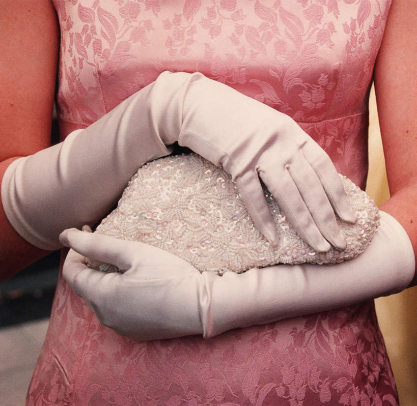 西方人,一个人,站,横图,室内,白天,正面,民族服装,欧洲,欧洲人,仅一个年轻女性,仅一个女性,仅一个人,一副,阴影,旗袍,光线,皮包,影子,灯光,粉红,拿,拿着,文化,一个,白色,手套,站着,一件,中国文化,年轻女性,女人,女性,白种人,站立,半身,彩图,传统服装,民俗服,传统文化