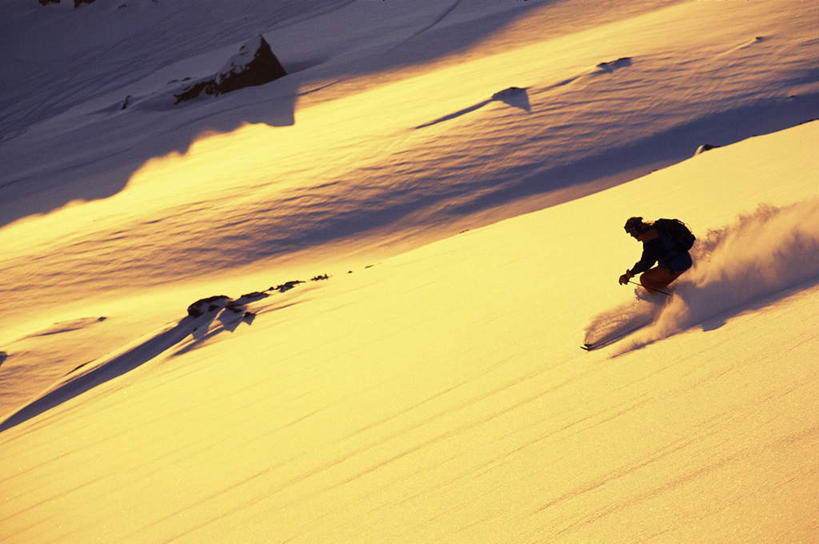 西方人,一个人,横图,俯视,室外,白天,锻炼,旅游,度假,运动,石头,美景,日落,山,雪,雪山,大雪,欧洲,欧洲人,仅一个男性,仅一个人,阴影,光线,石子,影子,冰,积雪,景观,山峰,晚霞,霞光,雪景,冬季,冬天,落日,山峦,娱乐,仅一个年轻男性,自然,黄昏,享受,休闲,景色,彩霞,放松,寒冷,雪橇,冰冷,自然风光,滑行,滑雪杆,严寒,冰凉,酷寒,凛冽,凛凛,极冷,夕照,体育,男人,男性,年轻男性,白种人,石块,岩石,夕阳,彩图,高角度拍摄,全身,健身,斜阳