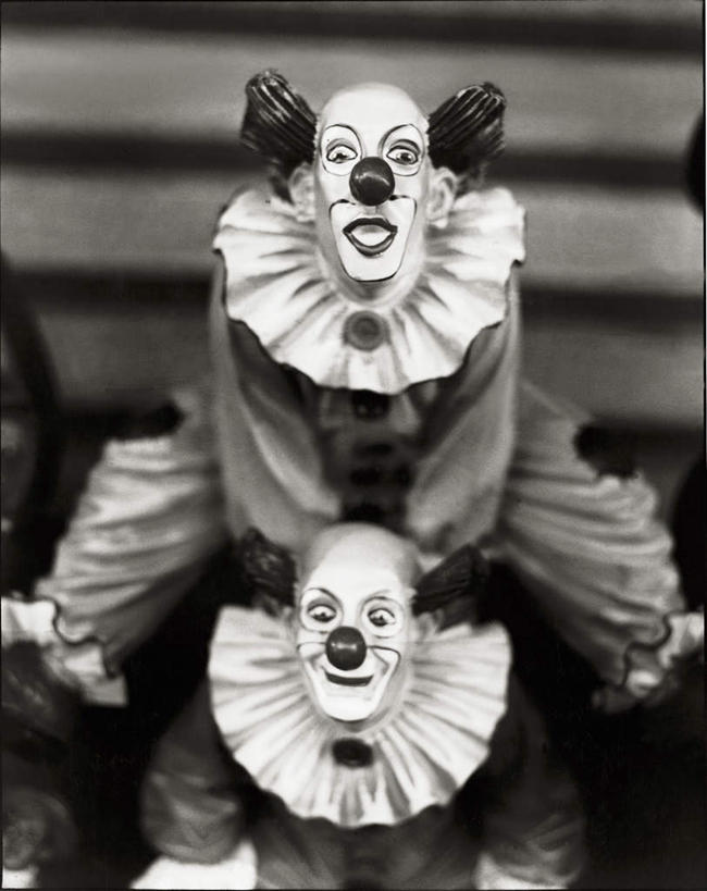 西方人,两个人,小丑,马戏团,跳,竖图,俯视,黑白,室内,白天,工作服,制服,化妆,锻炼,游戏,运动,欧洲,欧洲人,阴影,装饰,光线,影子,灯光,半空,玩,娱乐,休闲,跳山羊,活动,华丽,修饰,点缀,滑稽,发泄,消遣,智力,诙谐,跳马,宣泄,衬托,美观,雅致,雅观,跳背,工作制服,扮装,风趣,体育,男人,男性,年轻男性,白种人,丑角,跳跃,玩耍,嬉戏,半身,高角度拍摄,工作套服,化装,健身