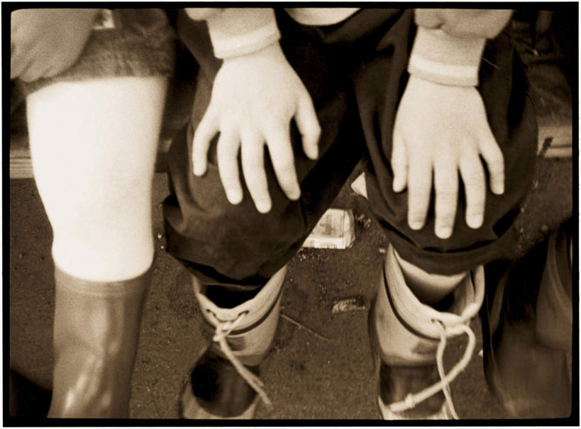 西方人,儿童,手,膝盖,关节,两个人,坐,横图,俯视,室内,特写,白天,鞋子,欧洲,欧洲人,服装,雨鞋,雨靴,休闲装,靴子,小孩,衣服,休闲,手部,休闲服,服饰,胶鞋,男孩,男人,男性,女孩,女人,女性,白种人,坐着,半身,彩图,高角度拍摄,男生,女生