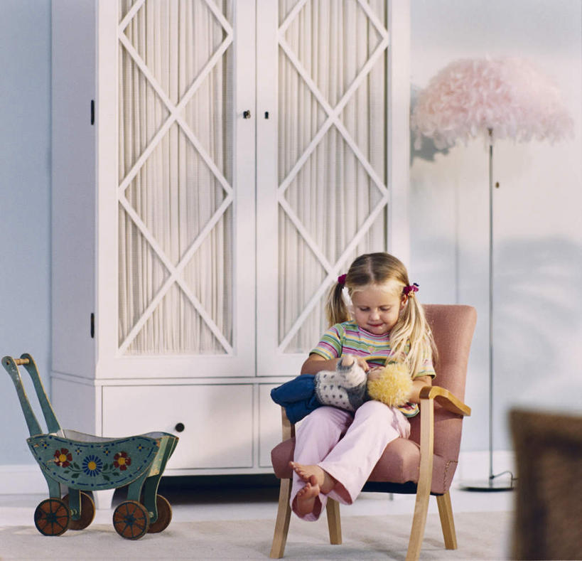 西方人,儿童,一个人,坐,笑,微笑,横图,室内,白天,正面,游戏,纯洁,柜子,玩具,椅子,照明,欧洲,欧洲人,仅一个女性,仅一个人,阴影,服装,装饰,光线,影子,灯光,玩,注视,休闲装,娱乐,车,灯,小孩,衣服,白色,阳光,童车,灯具,落地灯,衣橱,低头,观察,看,仅一个小孩,休闲,休闲服,可爱,童年,童趣,益智,服饰,观看,活动,华丽,修饰,照亮,点缀,察看,照明设备,关注,消遣,载具,童真,烂漫,无邪,更衣橱,衬托,美观,雅致,雅观,折叠童车,天真,女孩,女人,女性,白种人,孩子,玩耍,嬉戏,坐着,彩图,全身,女生