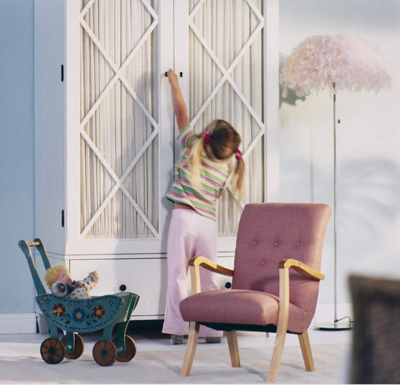 西方人,儿童,一个人,站,横图,室内,白天,正面,游戏,纯洁,柜子,玩具,椅子,照明,欧洲,欧洲人,仅一个女性,仅一个人,阴影,服装,装饰,光线,影子,灯光,玩,休闲装,娱乐,车,灯,小孩,衣服,白色,阳光,童车,灯具,落地灯,衣橱,站着,仅一个小孩,休闲,休闲服,可爱,童年,童趣,益智,服饰,活动,华丽,修饰,照亮,点缀,照明设备,消遣,载具,童真,烂漫,无邪,更衣橱,衬托,美观,雅致,雅观,折叠童车,天真,女孩,女人,女性,白种人,孩子,玩耍,嬉戏,站立,彩图,全身,女生