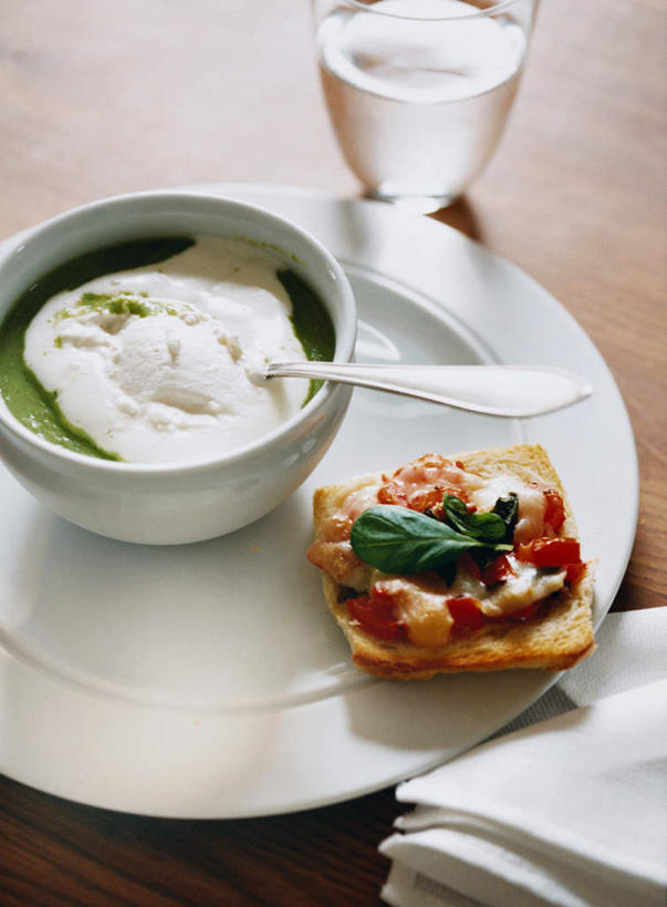 无人,竖图,俯视,室内,白天,餐桌,桌子,杯子,餐具,阴影,芳香,光线,叉子,碟子,盘,影子,陶瓷,陶瓷制品,玻璃制品,盘子,容器,水杯,碟,碗,餐台,储藏,储存,芬芳,餐叉,馨香,充满,玻璃杯,进餐用具,彩图,高角度拍摄,贮存