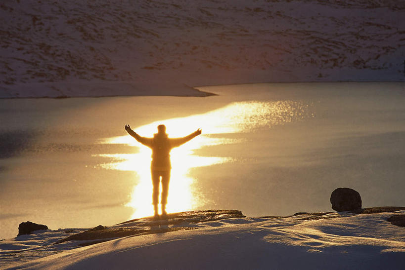西方人,一个人,站,伸展双臂,横图,俯视,室外,白天,湖,湖泊,日落,水,雪,大雪,瑞典,欧洲,欧洲人,仅一个男性,仅一个人,湖面,积雪,水流,水面,晚霞,霞光,雪景,冬季,冬天,落日,背光,仅一个年轻男性,倒影,黄昏,湖水,站着,彩霞,寒冷,倒映,斯堪的纳维亚,北欧,斯堪的纳维亚半岛,逆光,严寒,瑞典王国,北博滕,夕照,反照,北博滕省,男人,男性,年轻男性,白种人,夕阳,敞开双臂,伸开双臂,展开双肩,站立,张开手臂,张开双臂,彩图,高角度拍摄,全身,斜阳