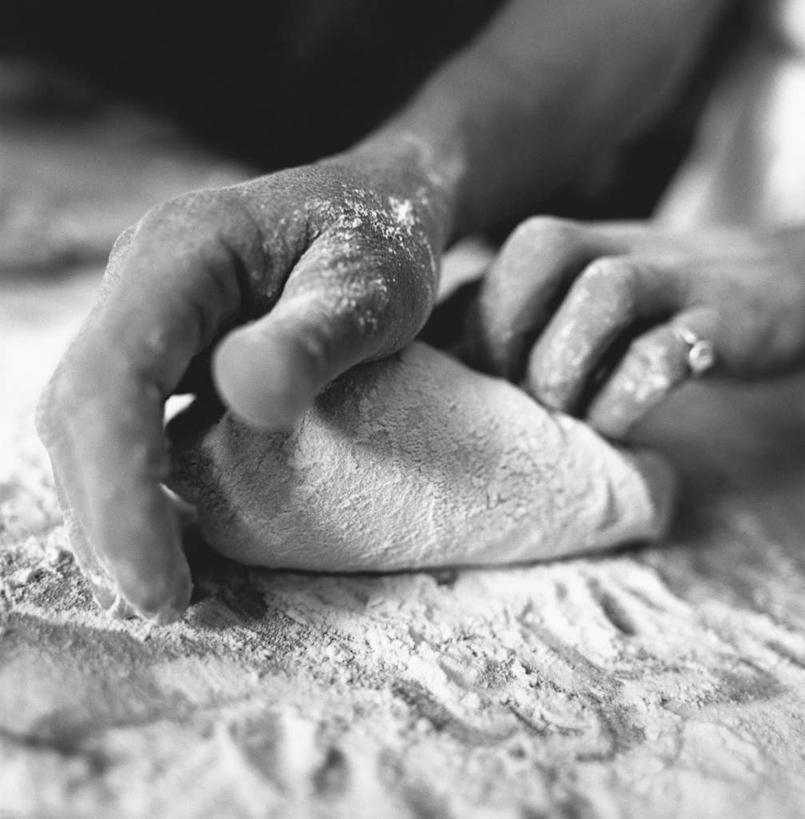 西方人,手,一个人,站,竖图,室内,特写,白天,正面,欧洲,欧洲人,双手,仅一个年轻女性,仅一个女性,仅一个人,许多,握,粉末,面粉,面团,拿,粮食,拿着,站着,手部,揉,粉,握着,农产品,原材料,粉状,年轻女性,女人,女性,白种人,站立,半身,彩图