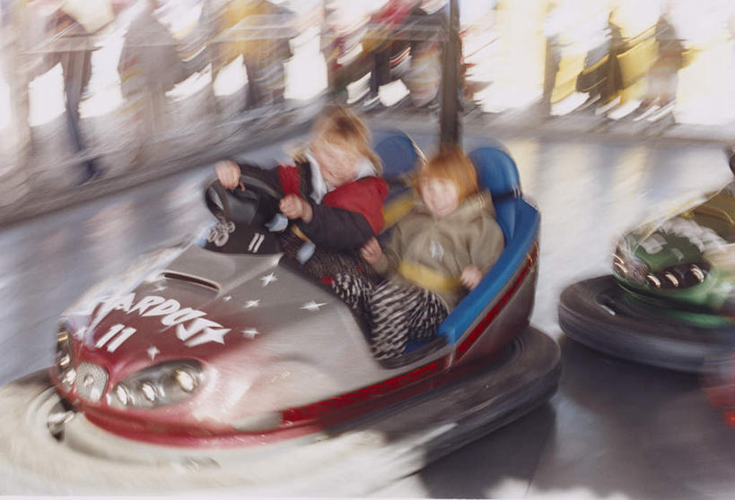 西方人,儿童,两个人,伙伴,朋友,游乐园,横图,室外,白天,正面,游戏,友谊,纯洁,游乐场,欧洲,欧洲人,两辆,朦胧,模糊,玩,娱乐,车,小孩,休闲,可爱,童年,童趣,游乐设施,碰碰车,活动,发泄,消遣,智力,载具,童真,烂漫,无邪,宣泄,乐园,游艺设施,天真,友情,男孩,男人,男性,女孩,女人,女性,白种人,玩耍,嬉戏,半身,彩图,男生,女生