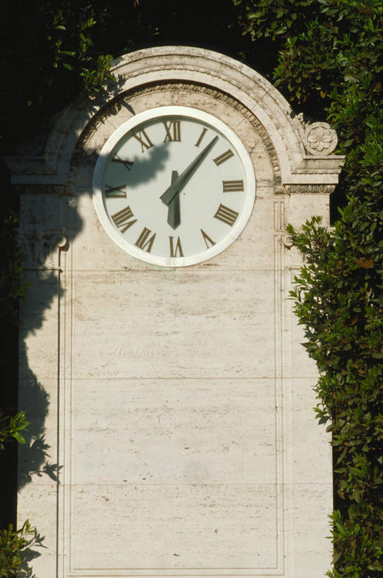 无人,竖图,室外,白天,正面,旅游,度假,树林,植物,标志建筑,地标,建筑,时间,英文,标志,时钟,文字,字符,字母,计时,娱乐,标识,建设,树,树木,绿色,自然,钟表,享受,休闲,表,旅游胜地,放松,生长,成长,英文字母,塔钟,钟,彩图