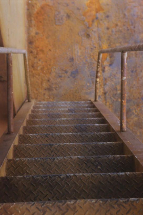 无人,栏杆,竖图,室内,白天,正面,楼梯,金属制品,破旧,陈旧,金属,扶手,阶梯,护栏,台阶,彩图