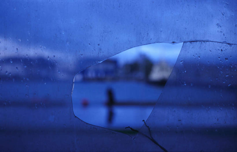 无人,家,横图,室内,白天,正面,旅游,度假,海浪,海洋,美景,别墅,窗户,城市风光,城市,建筑,波纹,房屋,屋子,景观,浪花,公寓,建筑群,涟漪,破坏,娱乐,建设,洋房,楼房,破损,玻璃窗,住宅,蓝色,蓝天,水纹,天空,海水,波浪,天,享受,休闲,景色,放松,晴朗,渔具,粉碎,损坏,毁坏,海景,万里无云,水晕,鱼竿套,护竿套,竿套,钓竿套,鱼竿,大海,风浪,海,海水的波动,近岸浪,涌浪,晴空,晴空万里,彩图,房子