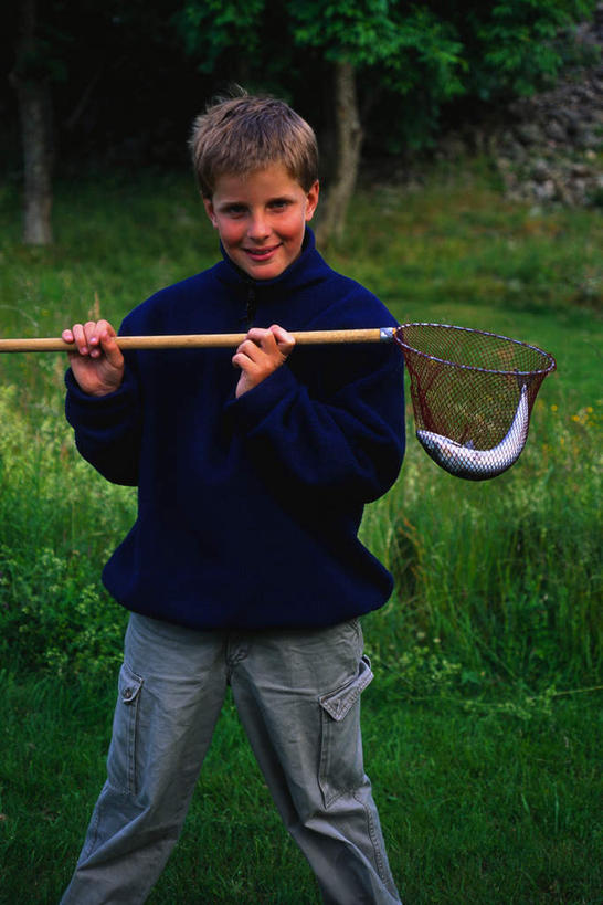 西方人,儿童,一个人,站,捧,笑,微笑,露齿笑,竖图,室外,白天,正面,纯洁,草地,树林,植物,欧洲,欧洲人,仅一个男性,仅一个人,一根,服装,木制,棕色,捕虫网,休闲装,草,树,树木,小孩,衣服,绿色,自然,木制品,站着,仅一个小孩,休闲,休闲服,可爱,童年,童趣,服饰,生长,成长,扫网,水网,童真,烂漫,无邪,扑网,天真,男孩,男人,男性,白种人,孩子,端,端着,捧着,手捧,站立,半身,彩图,短发,男生,木杆