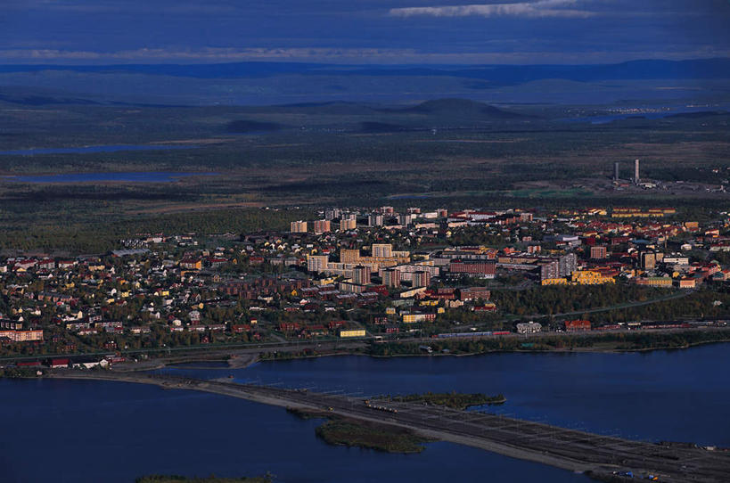 无人,家,横图,俯视,航拍,室外,白天,旅游,度假,湖,湖泊,美景,日落,水,别墅,城市风光,城市,建筑,瑞典,欧洲,繁华,平静,房屋,屋子,湖面,景观,水流,水面,晚霞,霞光,云,云朵,落日,公寓,建筑群,云彩,娱乐,建设,洋房,楼房,住宅,蓝色,白云,蓝天,天空,黄昏,湖水,天,享受,休闲,景色,彩霞,安静,放松,晴朗,宁静,富贵,斯堪的纳维亚,鸟瞰,静谧,北欧,斯堪的纳维亚半岛,镇静,冷静,沉静,繁荣,安祥,僻静,清静,太平,荣华,瑞典王国,北博滕,夕照,北博滕省,晴空,夕阳,彩图,高角度拍摄,房子,斜阳