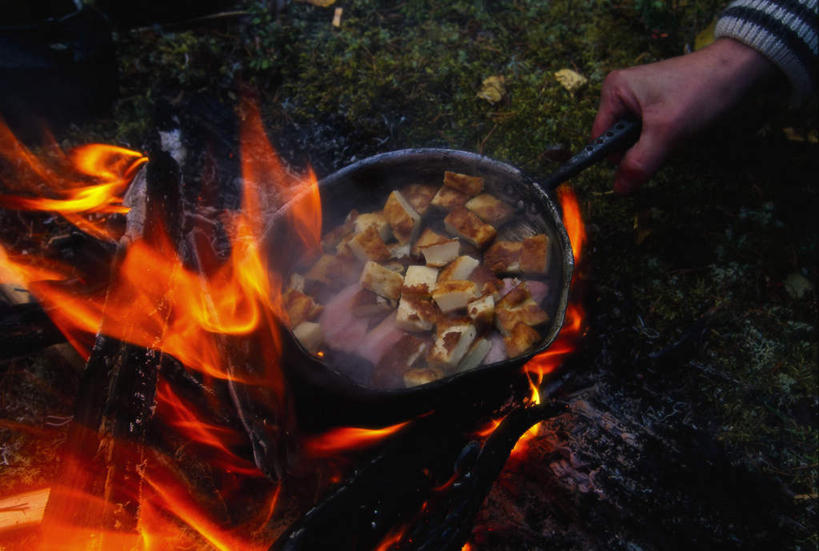 奶酪,西方人,手,一个人,蹲,横图,俯视,室外,白天,旅游,度假,烹饪,热情,厨具,火,金属制品,欧洲,欧洲人,仅一个男性,仅一个人,仅一个中年男性,许多,握,金属,锅子,火焰,肉,油炸,干酪,起司,芝士,很多,燃烧,营养,拿,拿着,娱乐,锅,肉类,一只,红色,享受,休闲,手部,橙色,乳酪,放松,握着,锅具,单手,混合,乳制品,发酵,肉食,烹饪用具,混淆,夹杂,男人,男性,中年男性,白种人,烹调用具,蹲着,烹调,半身,彩图,高角度拍摄