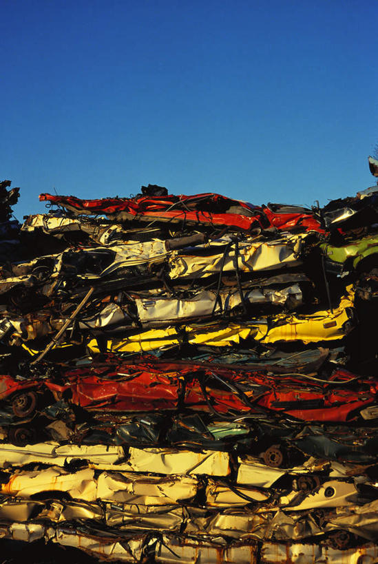 无人,竖图,室外,白天,正面,汽车,阴影,环保,光线,影子,破坏,破损,车,黄色,红色,蓝色,蓝天,天空,阳光,交通工具,轿车,天,晴朗,污染,损坏,回收,资源,载具,丢弃,利用,循环,抛弃,万里无云,废品回收站,遗弃,摈弃,扔掉,扔弃,甩掉,扬弃,晴空,晴空万里,彩图