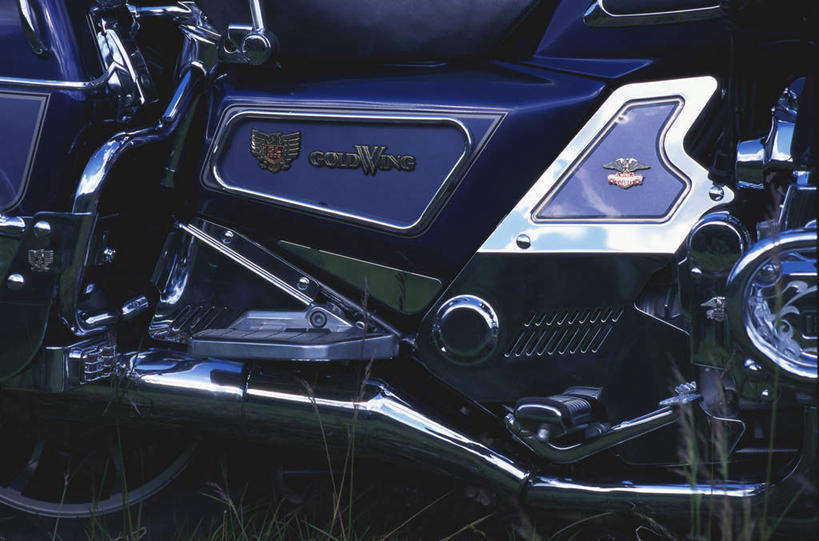 无人,横图,室外,特写,白天,正面,旅游,度假,摩托车,金属制品,一辆,阴影,反射,金属,英文,标志,文字,影子,字符,字母,娱乐,标识,车,交通工具,享受,休闲,放松,停放,英文字母,载具,彩图