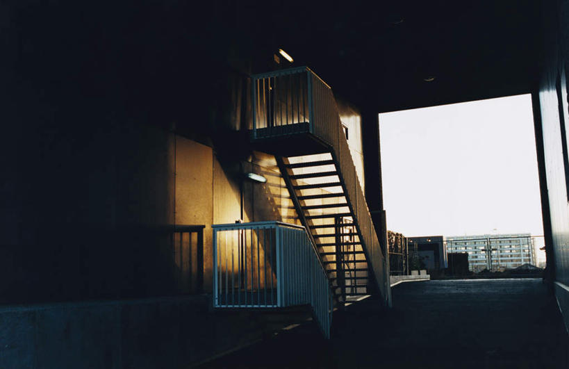 无人,家,栏杆,横图,室内,白天,正面,日落,窗户,地板,楼梯,落地窗,阴影,光线,扶手,影子,房屋,阶梯,屋子,晚霞,霞光,云,云朵,落日,地面,云彩,护栏,楼房,木地板,玻璃窗,台阶,住宅,蓝色,白云,蓝天,天空,阳光,黄昏,天,彩霞,晴朗,昏暗,阴暗,幽暗,暗淡,惨淡,灰暗,晦暗,夕照,晴空,夕阳,彩图,房子,斜阳