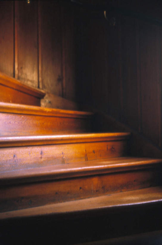 无人,竖图,室内,特写,白天,正面,楼梯,阴影,光线,木制,影子,阶梯,墙,旋转,墙壁,墙面,台阶,阳光,木制品,昏暗,阴暗,幽暗,扭转,暗淡,惨淡,灰暗,晦暗,彩图