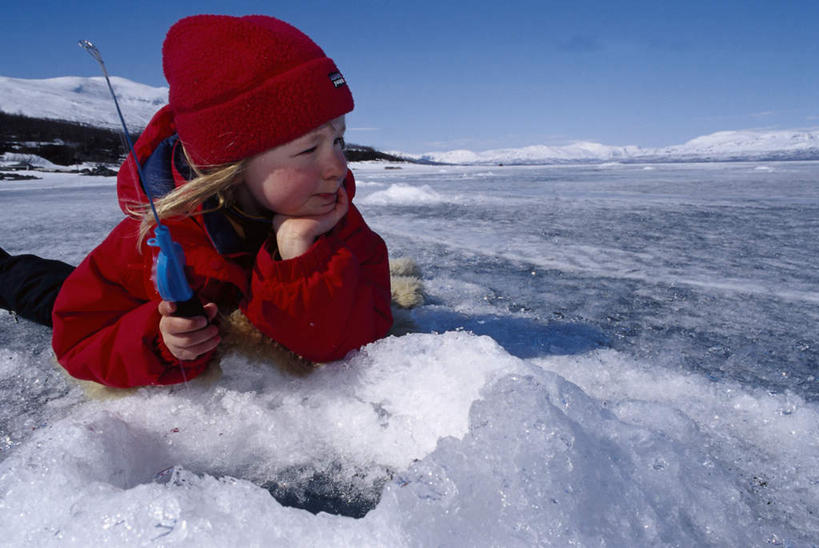 西方人,儿童,一个人,笑,微笑,横图,室外,白天,正面,旅游,度假,游戏,美景,山,雪,雪山,大雪,帽子,玩具,欧洲,欧洲人,仅一个女性,仅一个人,撑,阴影,服装,光线,影子,冰,积雪,景观,山峰,雪景,冬季,冬天,山峦,玩,扭头,托腮,注视,休闲装,娱乐,小孩,衣服,蓝色,蓝天,天空,阳光,自然,浮冰,天,观察,看,趴着,托,转头,仅一个小孩,享受,休闲,休闲服,景色,放松,寒冷,益智,服饰,冰洞,晴朗,观看,活动,察看,冰冷,发泄,关注,消遣,智力,自然风光,托下巴,万里无云,宣泄,棉帽,严寒,冰凉,酷寒,凛冽,凛凛,极冷,流冰,浮冰块,女孩,女人,女性,白种人,孩子,晴空,晴空万里,趴,玩耍,嬉戏,彩图,全身,女生