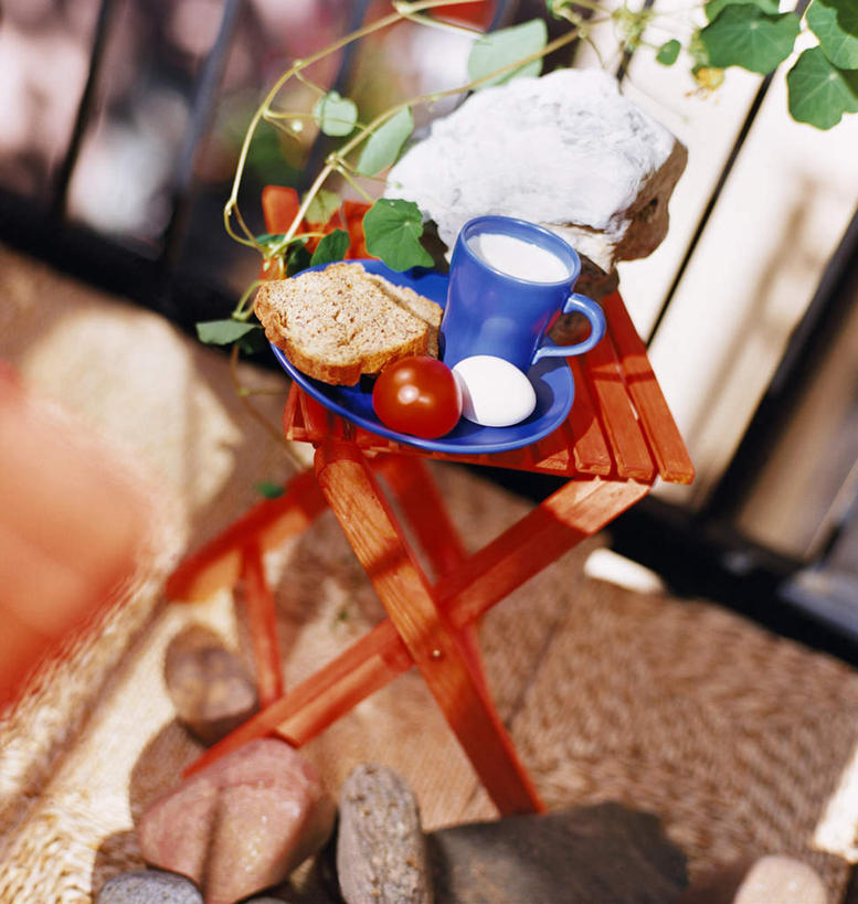 点心,面包,无人,竖图,俯视,室内,特写,白天,早餐,窗户,落地窗,桌面,桌子,杯子,餐具,阴影,朦胧,模糊,光线,木制,碟子,盘,影子,食品,面点,玻璃窗,食物,糕点,阳光,盘子,木制品,水杯,碟,茶杯,彩图,高角度拍摄,早饭