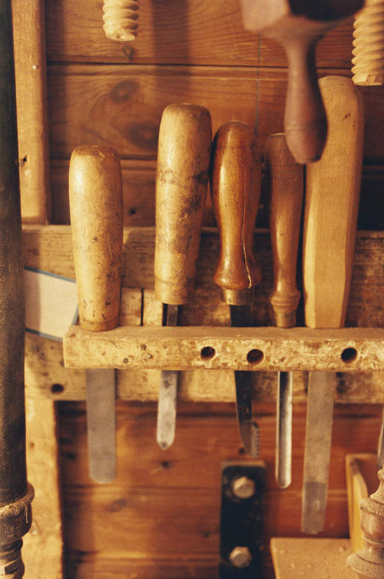 无人,竖图,室内,特写,白天,正面,餐具,一排,阴影,朦胧,模糊,整齐,光线,木制,工具,影子,支架,刀具,排列,阳光,把手,木制品,刀,队列,餐刀,彩图