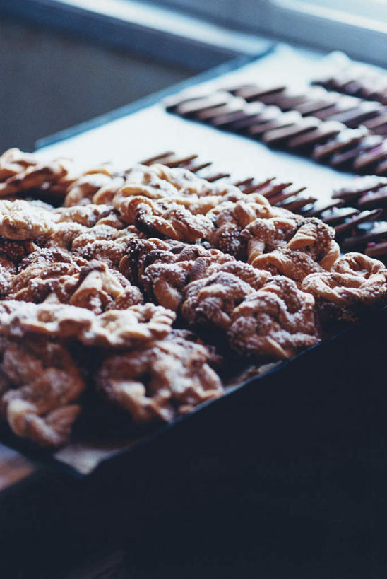 无人,竖图,俯视,室内,特写,白天,烧烤,餐桌,桌子,一排,阴影,朦胧,模糊,整齐,光线,影子,肉,烤架,烤肉,肉类,排列,阳光,铁架,餐台,队列,肉食,彩图,高角度拍摄