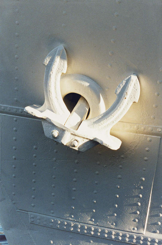 无人,竖图,室外,特写,白天,正面,轮船,船,一排,一艘,许多,阴影,整齐,装饰,光线,影子,墙,很多,墙壁,墙面,排列,阳光,交通工具,锚,华丽,修饰,点缀,铆钉,队列,载具,衬托,美观,雅致,雅观,彩图