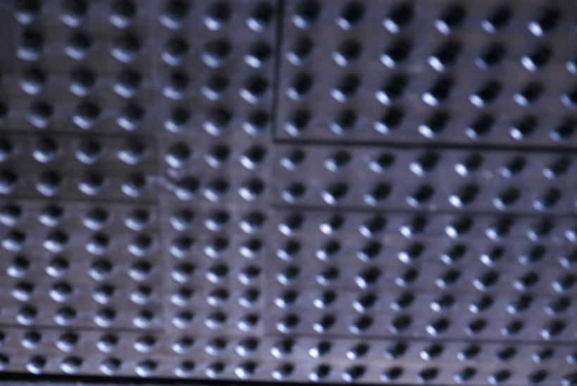 无人,横图,室内,白天,仰视,天花板,金属制品,一排,许多,阴影,整齐,装饰,光线,金属,影子,很多,排列,阳光,华丽,修饰,点缀,铆钉,队列,衬托,美观,雅致,雅观,彩图,低角度拍摄