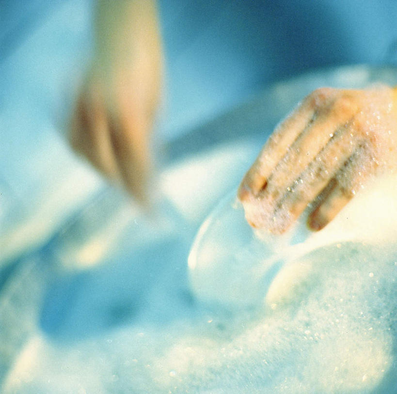 西方人,手,一个人,横图,俯视,室内,特写,白天,化妆,美容,餐具,欧洲,欧洲人,仅一个年轻女性,仅一个女性,仅一个人,护肤,握,阴影,朦胧,模糊,光线,泡沫,影子,拿,拿着,干净,清洁剂,化妆品,肥皂,香皂,日用品,洗浴用品,清洁,保养,享受,休闲,手部,放松,握着,保健,洗洁精,护肤品,舒缓,养颜,去污,紧肤,嫩肤,洁净,荡涤,洗濯,年轻女性,女人,女性,白种人,进餐用具,烹调用具,清洗,洗涤,半身,彩图,高角度拍摄