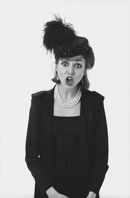 西方人,一个人,竖图,黑白,室内,特写,白天,白色背景,正面,裙子,帽子,项链,欧洲,欧洲人,仅一个女性,仅一个人,阴影,连衣裙,服装,光线,影子,礼帽,装饰品,衣服,抹胸,耳环,饰品,首饰,张嘴,仅一个中年女性,摄影,服饰,影棚,吃惊,受惊,衣着,穿着,张大嘴巴,抹胸裙,耳饰,衣饰,女人,女性,中年女性,白种人,张开嘴,半身,影棚拍摄,拍摄