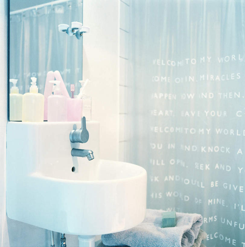 无人,家,竖图,室内,白天,正面,别墅,家具,镜子,卫生间,洗手间,浴室,装修,建筑,欧式,一排,阴影,整齐,装饰,光线,瓷砖,水龙头,影子,陶瓷,房屋,墙,屋子,洗手池,公寓,灯光,陶瓷制品,豪华,建设,现代,装潢,洋房,楼房,开关,墙壁,墙面,住宅,排列,瓶子,塑料制品,室内装潢,打开,塑料瓶,样板房,明亮,阀门,镜像,舒适,家居装潢,开启,镜面,队列,房屋设计,地中海风格,古典风格,简约风格,室内设计,宽敞,样板房装潢,水咀,设计,厕所,淋浴房,彩图,冲凉房,房子,沐浴间,沐浴室