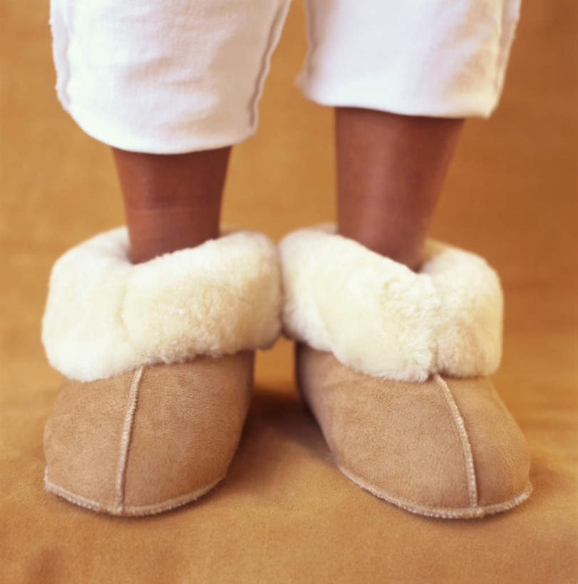 西方人,腿部,腿,一个人,站,竖图,室内,特写,白天,正面,鞋子,欧洲,欧洲人,仅一个男性,仅一个人,阴影,裤子,朦胧,模糊,光线,毛,影子,灯光,靴子,仅一个年轻男性,白色,站着,保暖,卫生,雪地靴,纯真,洁净,光明,恬静,中间色,朴素,清白,男人,男性,年轻男性,白种人,站立,半身,彩图