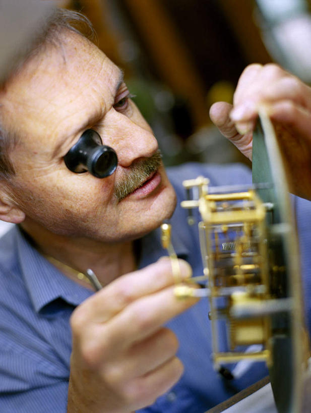 西方人,手,一个人,坐,竖图,室内,特写,白天,正面,车间,珠宝,欧洲,欧洲人,双手,仅一个男性,仅一个人,仅一个中年男性,一副,戴,工作,眼镜,注视,观察,看,手部,观看,修理,戴着,察看,关注,近视眼镜,补缀,修缮,男人,男性,中年男性,白种人,坐着,半身,彩图