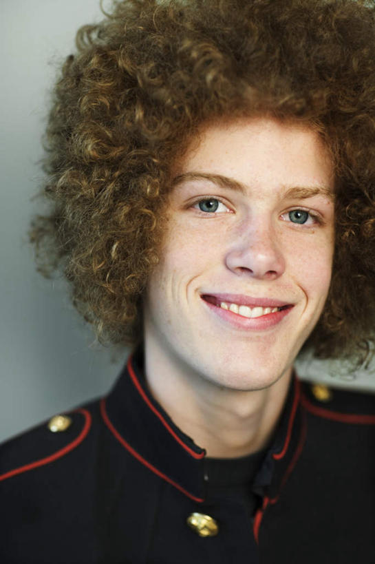 西方人,儿童,脸,头,脸颊,头发,一个人,站,笑,微笑,露齿笑,竖图,室内,特写,白天,正面,纯洁,欧洲,欧洲人,仅一个男性,仅一个人,服装,造型,注视,小孩,衣服,观察,看,站着,仅一个小孩,可爱,童年,童趣,服饰,观看,察看,蓬松,衣着,穿着,关注,童真,烂漫,无邪,衣饰,疏松,天真,男孩,男人,男性,白种人,孩子,头部,发型,卷发,脸部,脸蛋,面部,站立,半身,彩图,男生