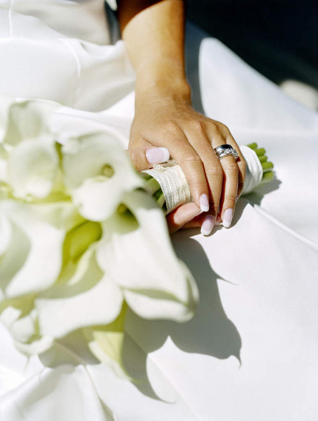 西方人,手,一个人,坐,竖图,俯视,室外,白天,婚纱,欧洲,日本,欧洲人,亚洲,仅一个女性,仅一个人,许多,握,阴影,朦胧,模糊,盛开,光线,影子,地面,很多,拿,花蕾,拿着,花,花瓣,花朵,鲜花,阳光,花苞,花蕊,仅一个中年女性,手部,握着,大阪,东亚,本州,大阪府,本州岛,日本国,近畿地方,近畿,堺,堺市,女人,女性,中年女性,白种人,坐着,半身,彩图,高角度拍摄,婚礼服,礼服