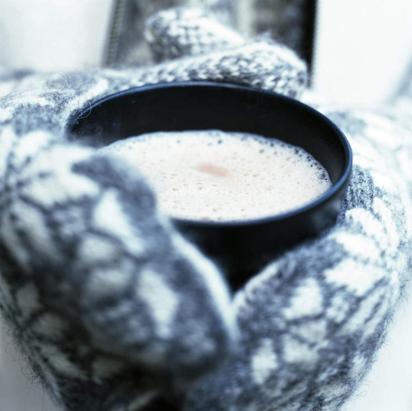 牛奶,无人,横图,俯视,室内,白天,安全,杯子,阴影,朦胧,模糊,光线,影子,防护,饮品,营养,隔热手套,微波炉手套,饮料,阳光,手套,水杯,保护,乳制品,奶,安神,厨房手套,隔热,茶杯,彩图,高角度拍摄