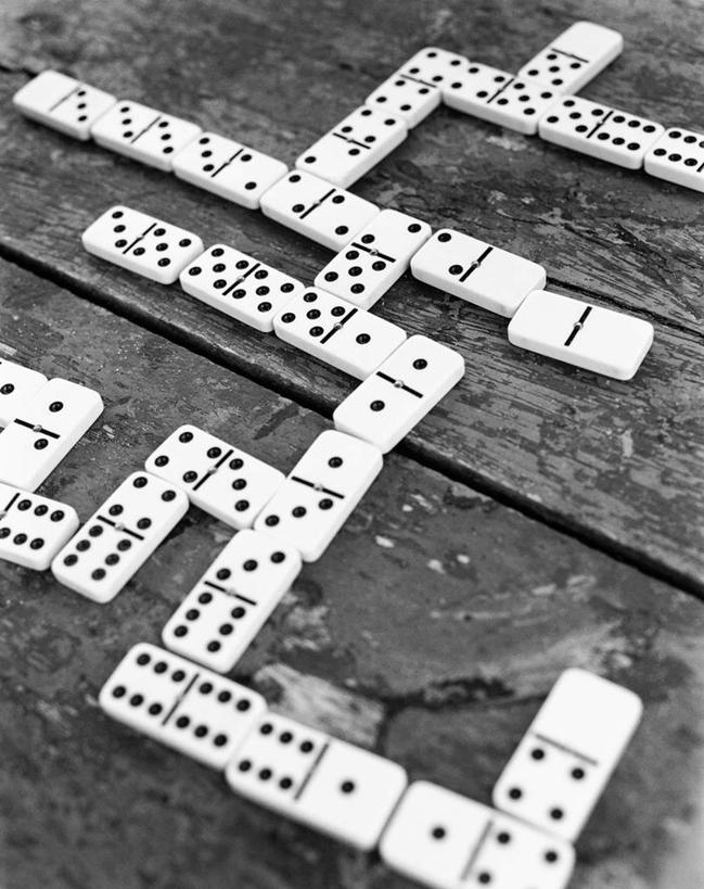 无人,竖图,俯视,黑白,室外,白天,游戏,赌博,贪欲,竞争,玩具,一排,许多,阴影,整齐,光线,影子,很多,玩,娱乐,刺激,排列,阳光,麻将,休闲,活动,队列,发泄,消遣,智力,赌具,投机,侥幸,欲望,宣泄,玩耍,嬉戏,高角度拍摄,胜负,输赢