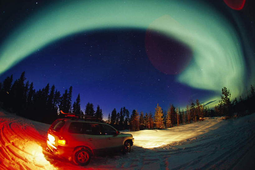 无人,横图,室外,白天,夜晚,正面,神秘,极光,美景,树林,星空,植物,夜景,汽车,照明,一堆,一辆,一排,阴影,堆叠,堆积,整齐,光线,影子,景观,泥土,土壤,灯光,辉煌,浪漫,美丽,车,灯,树,树木,排列,蓝色,绿色,蓝天,天空,自然,灯具,交通工具,轿车,天,灿烂,景色,警示,生长,成长,气象,堆,车灯,尾灯,华丽,照亮,提醒,照明设备,队列,美好,提示,自然风光,载具,神奇,绚烂,光耀,极光带,极光弧,极光幔,极光芒,极光片,星夜,夜空,彩图