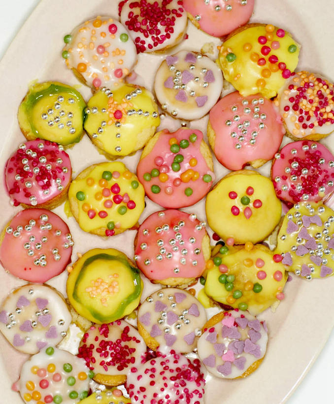 点心,面包,无人,竖图,俯视,彩色,室内,白天,白色背景,餐具,一堆,一排,堆叠,堆积,整齐,装饰,碟子,盘,食品,糖,糖果,面点,甜点,甜品,食物,糕点,排列,盘子,碟,甜食,摄影,影棚,堆,五颜六色,华丽,修饰,色彩斑斓,点缀,队列,彩虹糖,五彩缤纷,衬托,美观,雅致,雅观,五彩斑斓,五光十色,彩图,高角度拍摄,影棚拍摄,拍摄