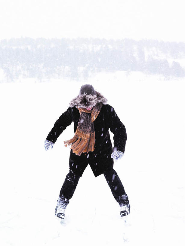 西方人,一个人,站,竖图,室外,白天,正面,滚轴溜冰,树林,雪,植物,大雪,帽子,欧洲,欧洲人,仅一个男性,仅一个人,一堆,阴影,堆叠,堆积,朦胧,模糊,装饰,光线,影子,积雪,雪景,冬季,冬天,旱冰鞋,溜冰鞋,注视,树,树木,仅一个年轻男性,绿色,阳光,自然,手套,围巾,观察,看,站着,温暖,轮滑鞋,寒冷,生长,成长,围脖,观看,堆,保暖,华丽,点缀,察看,御寒,关注,衬托,美观,雅致,雅观,一顶,棉帽,严寒,单排轮滑,雷锋帽,溜冰,轮滑,男人,男性,年轻男性,白种人,站立,彩图,全身