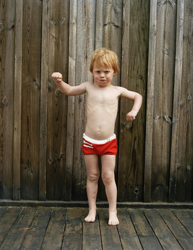 西方人,儿童,一个人,竖图,室外,白天,正面,锻炼,纯洁,运动,欧洲,欧洲人,仅一个男性,仅一个人,一条,阴影,光线,木条,影子,墙,墙壁,墙面,小孩,红色,阳光,仅一个小孩,可爱,童年,童趣,游泳裤,童真,烂漫,无邪,体育,天真,男孩,男人,男性,白种人,孩子,彩图,全身,健身,男生