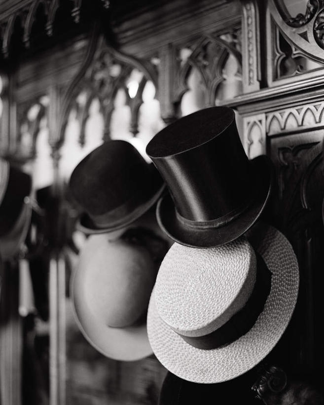 无人,竖图,黑白,室内,白天,正面,房间,帽子,吊挂,悬挂,阴影,光线,影子,墙,挂,礼帽,画像,架子,墙壁,墙面,黑色,阳光,四个