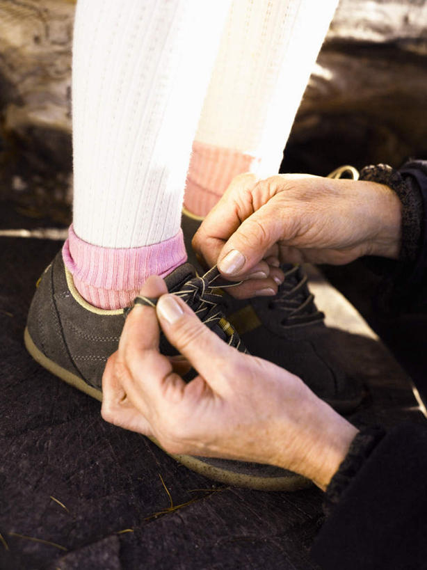 西方人,儿童,手,一个人,竖图,俯视,室外,白天,纯洁,欧洲,欧洲人,仅一个女性,仅一个人,一双,阴影,光线,鞋带,影子,泥土,土壤,地面,小孩,阳光,仅一个小孩,手部,可爱,童年,童趣,系,童鞋,童真,烂漫,无邪,天真,女孩,女人,女性,白种人,孩子,半身,彩图,高角度拍摄,女生