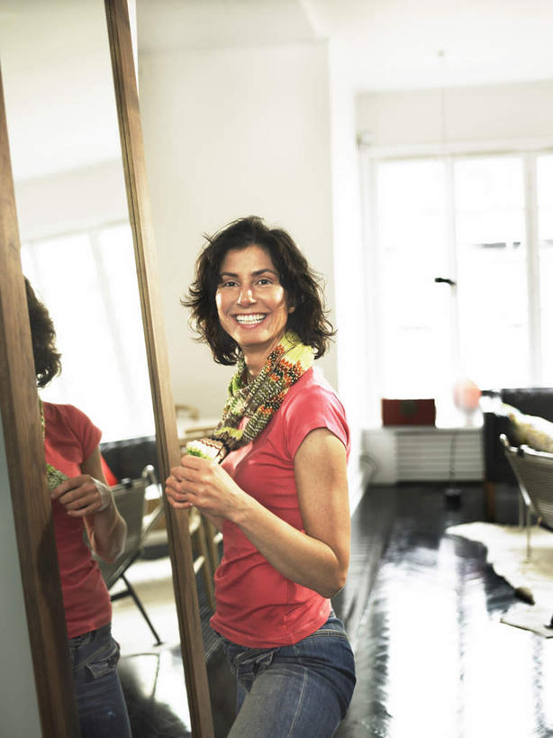 西方人,一个人,笑,微笑,露齿笑,竖图,室内,白天,正面,窗户,镜子,落地窗,沙发,欧洲,欧洲人,仅一个女性,仅一个人,阴影,服装,裤子,装饰,梳妆,光线,瓷砖,地砖,影子,墙,地面,牛仔裤,休闲装,玻璃窗,墙壁,墙面,衣服,红色,阳光,围巾,仅一个中年女性,休闲,温暖,休闲服,服饰,围脖,保暖,华丽,点缀,镜像,御寒,镜面,衬托,美观,雅致,雅观,妆扮,女人,女性,中年女性,白种人,半身,彩图,打扮,装扮,装束,皮沙发