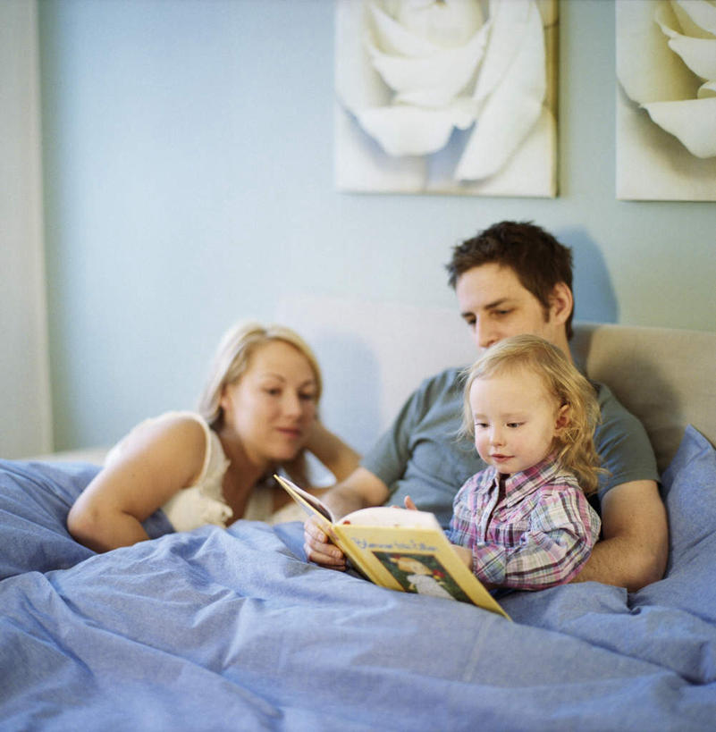 西方人,儿童,三个人,家庭,夫妻,母亲,父亲,女儿,坐,抱,笑,微笑,竖图,俯视,室内,白天,爱情,绘画,纯洁,床,欧洲,欧洲人,一排,撑,阴影,服装,艺术,整齐,装饰,光线,影子,墙,双人床,床单,浪漫,休闲装,文化,被子,壁画,墙壁,墙面,排列,小孩,衣服,蓝色,阳光,靠,靠着,休闲,温暖,温馨,父女,母女,三口之家,一家人,休闲服,恩爱,父爱,可爱,母爱,童年,童趣,恋人,服饰,抱着,华丽,修饰,点缀,和睦,撑着,被单,搂着,队列,漫画书,童真,烂漫,无邪,衬托,美观,雅致,雅观,天真,男人,男性,年轻男性,年轻女性,女孩,女人,女性,白种人,孩子,年轻人,夫妇,情侣,画画,搂,搂抱,坐着,半身,彩图,高角度拍摄,伴侣,融洽,女生