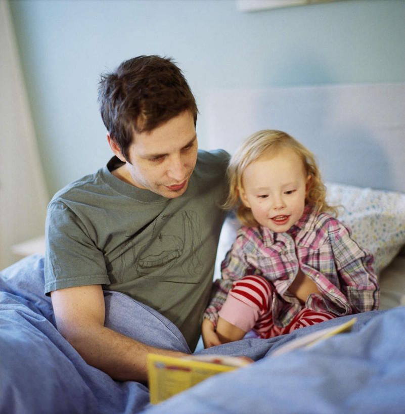 西方人,儿童,两个人,家庭,父亲,女儿,坐,笑,说,微笑,露齿笑,竖图,俯视,室内,白天,讨论,绘画,纯洁,床,欧洲,欧洲人,阴影,服装,艺术,装饰,光线,影子,墙,双人床,床单,休闲装,文化,被子,壁画,墙壁,墙面,小孩,衣服,蓝色,阳光,靠,靠着,休闲,温暖,温馨,父女,一家人,休闲服,父爱,可爱,童年,童趣,服饰,华丽,修饰,点缀,和睦,被单,漫画书,童真,烂漫,无邪,衬托,美观,雅致,雅观,交流,天真,男人,男性,年轻男性,女孩,白种人,孩子,年轻人,沟通,画画,讲话,交谈,商讨,说话,谈话,坐着,半身,彩图,高角度拍摄,融洽,女生