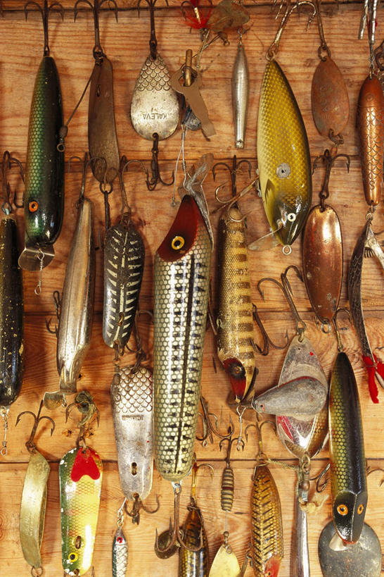 无人,竖图,室内,特写,白天,正面,一排,吊挂,悬挂,阴影,整齐,光线,工具,影子,墙,刀具,挂,墙壁,墙面,排列,阳光,刀,锯子,电锯,切割,队列,锯,动力锯,彩图,匕首,割